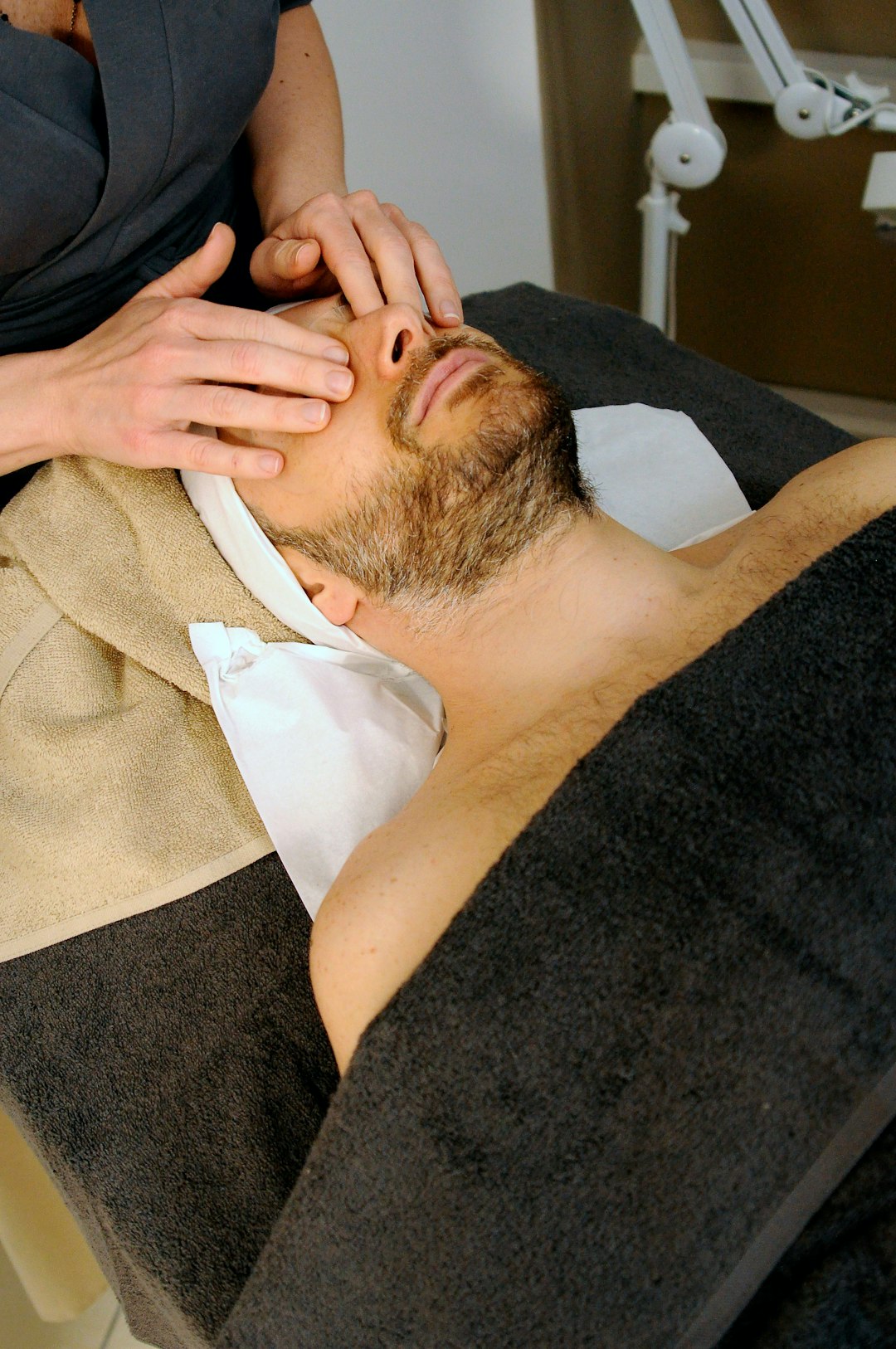 sleeping-man-while-having-massage-qtu9dppc3mm
